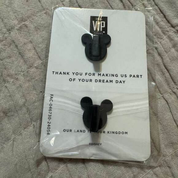 Brand new authentic VIP Disneyland tour pin - Picture 2 of 2
